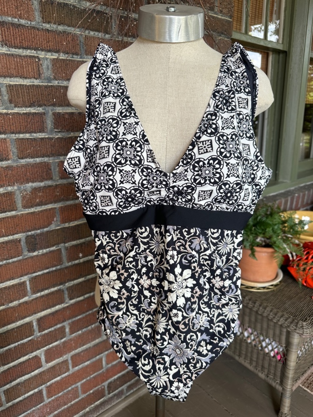 Sundance black/white floral/geometric V neck wide strap one piece swimsuit. Sz L